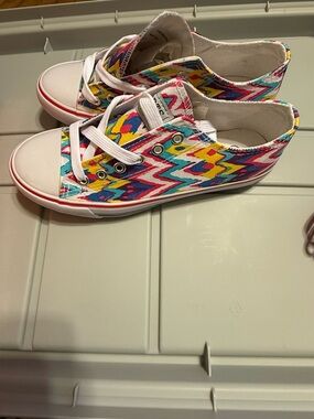 Colorful Chevron Low-Top Sneakers - Women's New Size 7